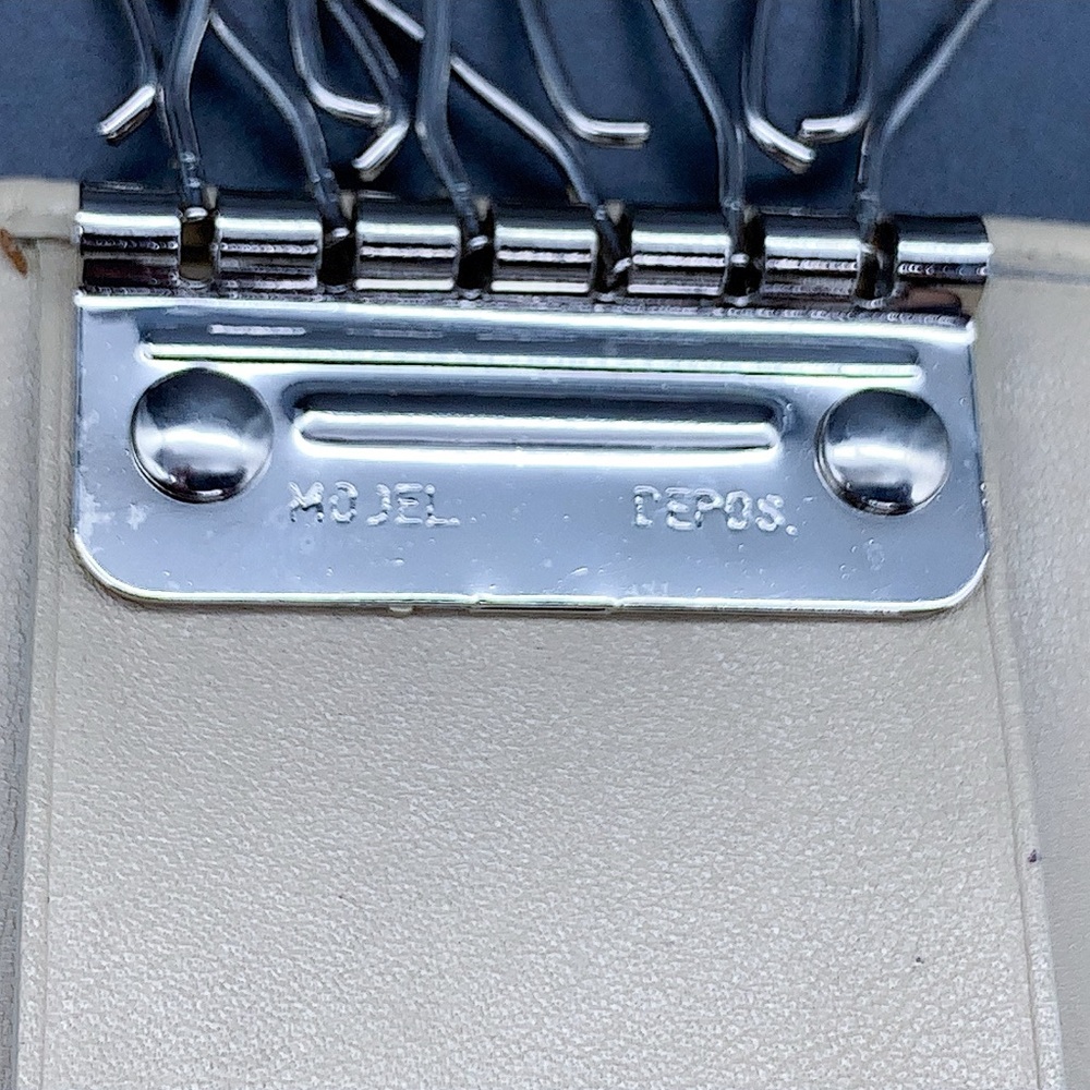 Gucci Cream Leather Key Holder - Picture 8 of 12